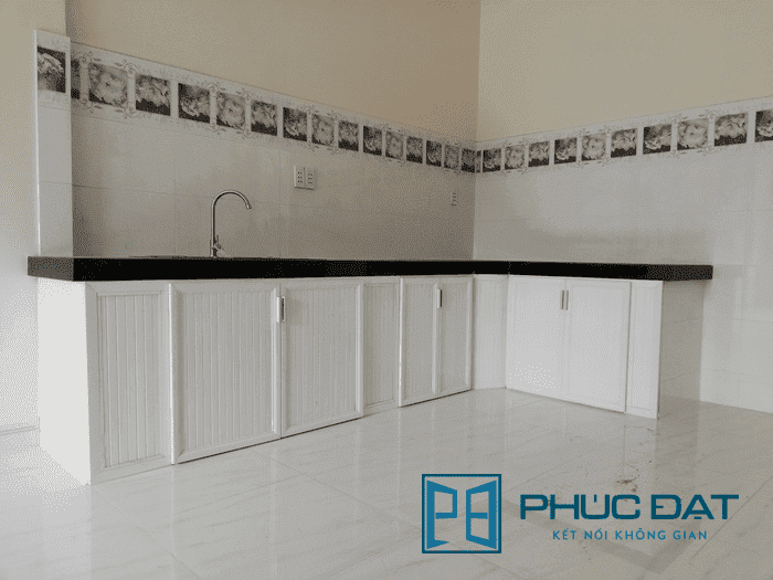 Tủ bếp nhôm kính tông màu trắng hiện đại, sang trọng, tiện lợi trong quá trình sử dụng và lau dọn.