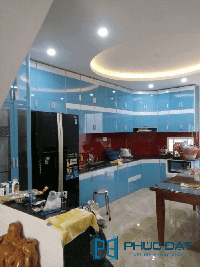 Tủ bếp màu xanh bằng nhôm kính đem lại phong cách hiện đại độc đáo cho không gian bếp.