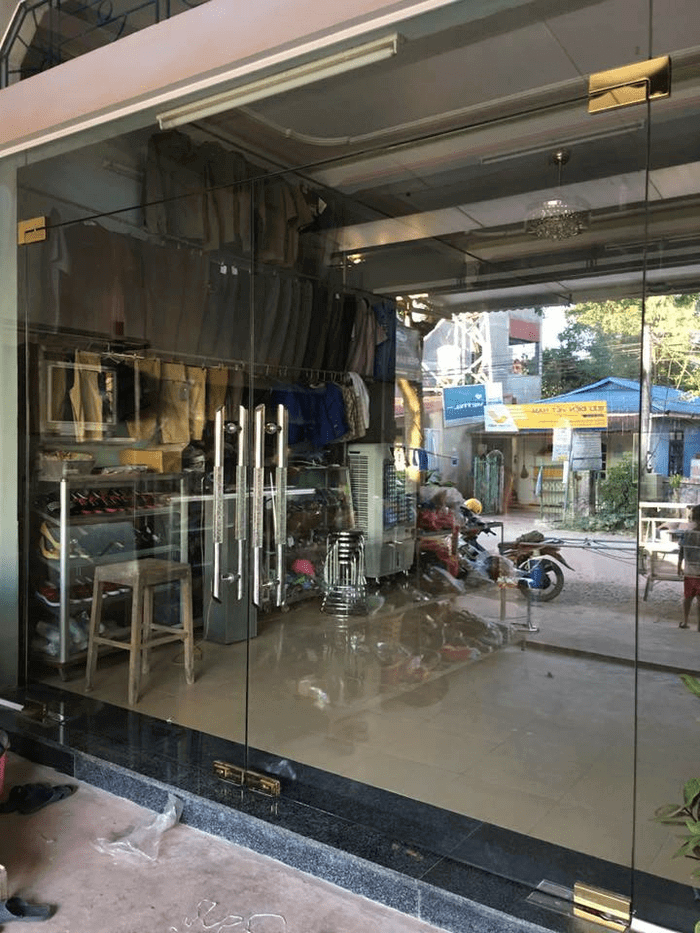 Mẫu cửa kính bản lề sàn 2 cánh hay được các chủ shop thời trang sử dụng nhiều.