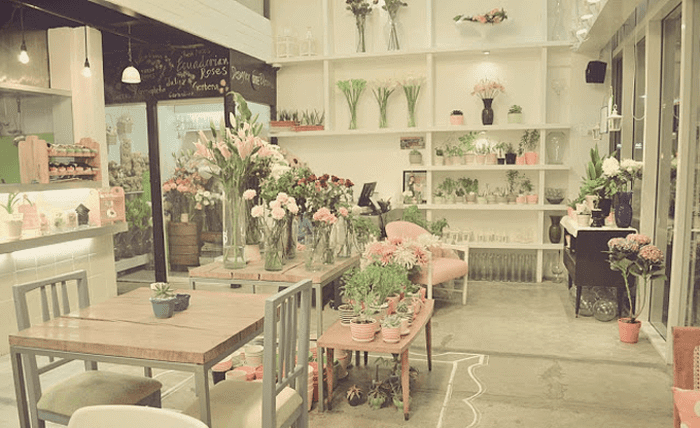Nhiều sắc hoa cũng là một cách để bạn trang trí quán café của mình mang phong cách Shabby Chic