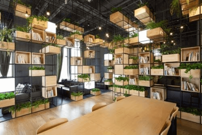 Thiết kế quán cafe nhỏ đơn giản, kết hợp giữa các khối gỗ và cây xanh tạo thành không gian đậm chất hiện đại