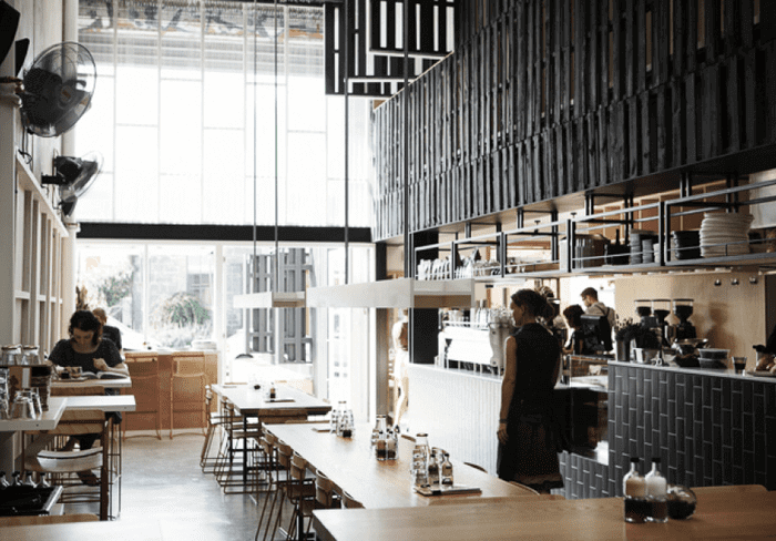 Sắp xếp bàn theo chiều dài với phong cách hiện đại cũng là cách để quán café nhỏ của bạn tận dụng được nhiều không gian hơn