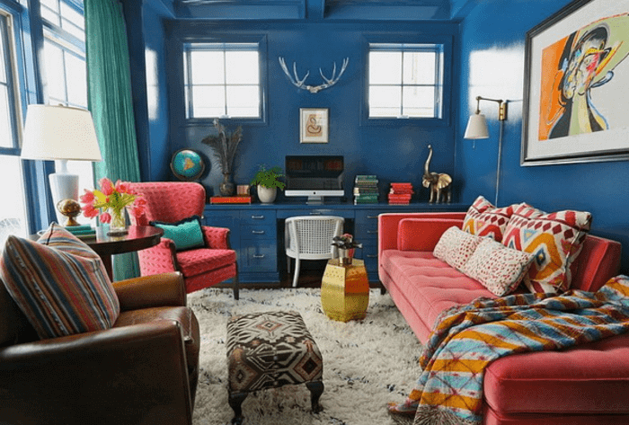 Phối màu sơn phòng khách đẹp 2022 kết hợp sơn tường và sofa đầy màu sắc.