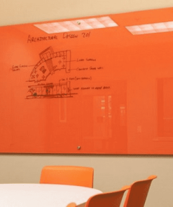 Bảng kính màu cam kết hợp ghế dựa màu cam làm nổi bật màu sắc nhận diện của doanh nghiệp