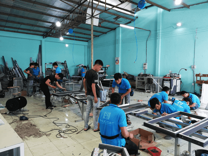 Một góc ảnh tại xưởng gia công lắp đặt nhôm Xingfa Phúc Đạt với sự đầu tư bài bản về hệ thống máy móc lắp đặt & đội ngũ thợ tại xưởng.