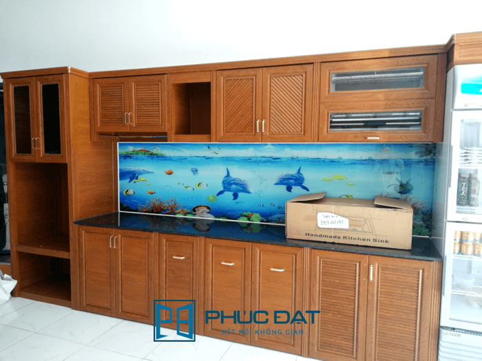 Mẫu tranh kính 3D ốp bếp in hình đại dương tại Showroom Nhôm Kính Phúc Đạt.