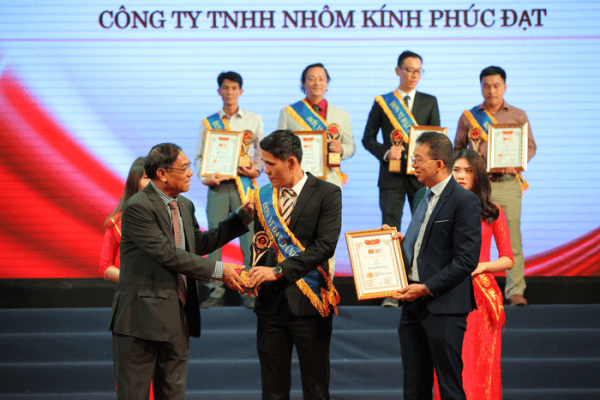 Tháng 01/2020 vừa qua, CEO Nguyễn Phạm Hùng nhận giải thưởng Top 50 Thương Hiệu Tín Nhiệm cho Công ty Nhôm Kính Phúc Đạt.