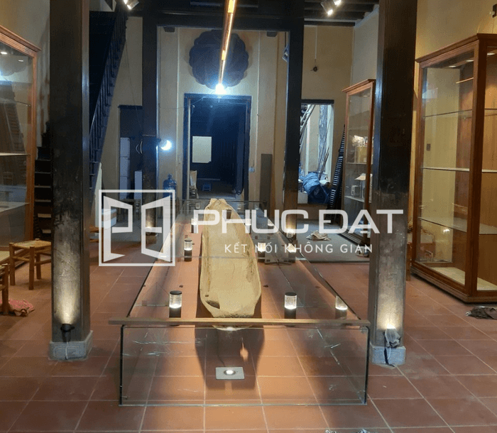 Mặt bàn kính cường lực nhà triển lãm đồ cổ ở Hội An thi công bởi Phúc Đạt Đà Nẵng.
