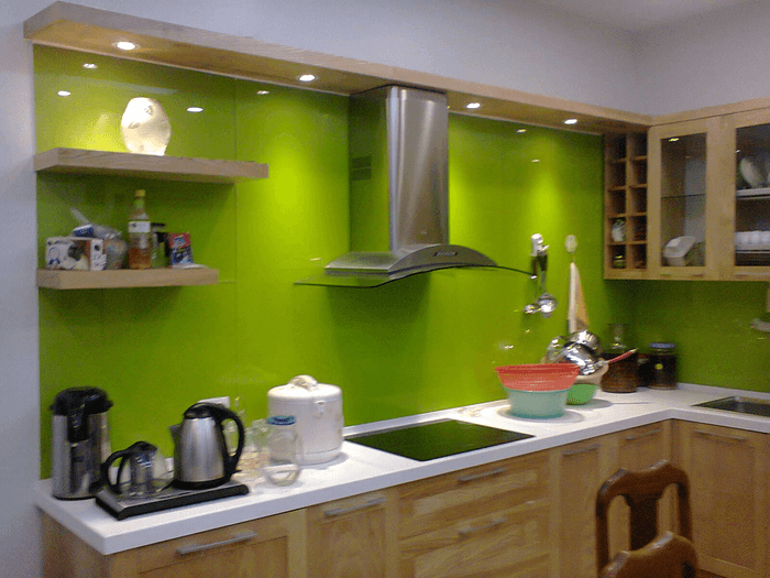 Kính ốp bếp màu xanh không chỉ đẹp mà còn có độ bền cao.