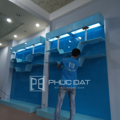 Kệ kính trưng bày sản phẩm.