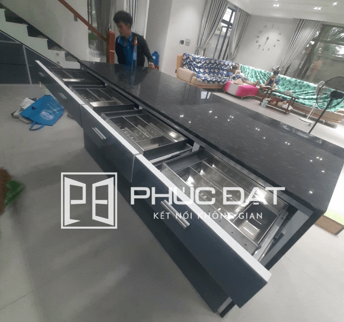 Công trình tủ bếp nhôm kính & tủ cầu thang tại Củ Chi, TPHCM 3 tu bep nhom kinh cong trinh song luu an truong cu chi 1