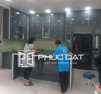Mẫu tủ sử dụng kính sơn màu xám sang trọng.