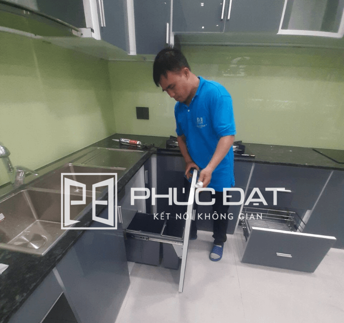 Công trình tủ bếp nhôm kính & tủ cầu thang tại Củ Chi, TPHCM 9 tu bep nhom kinh cong trinh song luu an truong cu chi 4