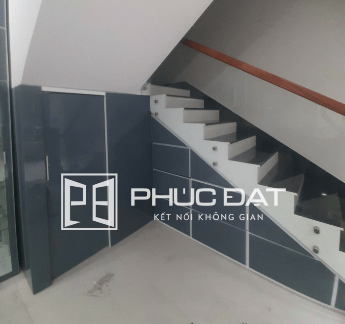 Công trình tủ bếp nhôm kính & tủ cầu thang tại Củ Chi, TPHCM 8 tu bep nhom kinh cong trinh song luu an truong cu chi 5