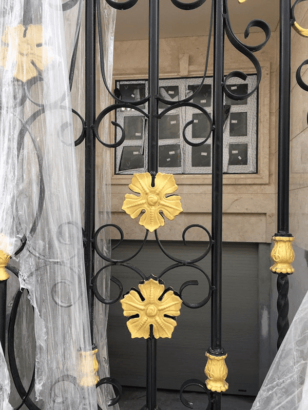 Màu sơn hàng rào sắt đẹp màu đen phối các hoa sắt màu vàng đồng.