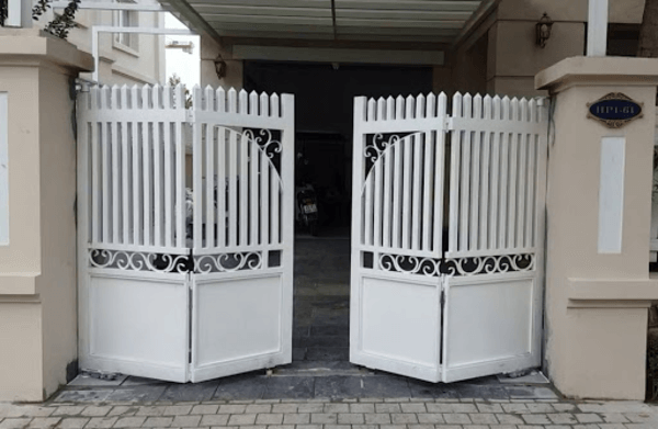 Mẫu cổng sắt xếp sơn màu trắng sứ đẹp.