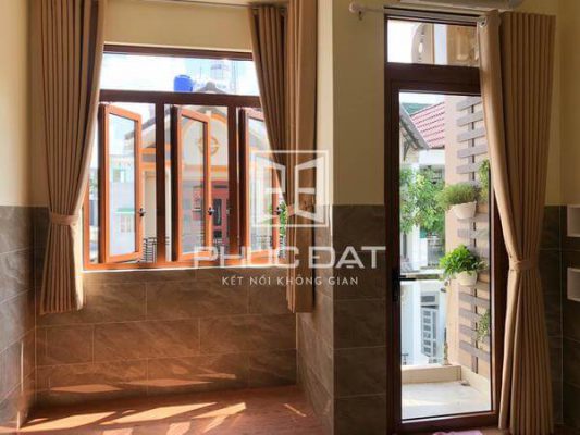 Mẫu cửa sổ mở quay 3 cánh đẹp.