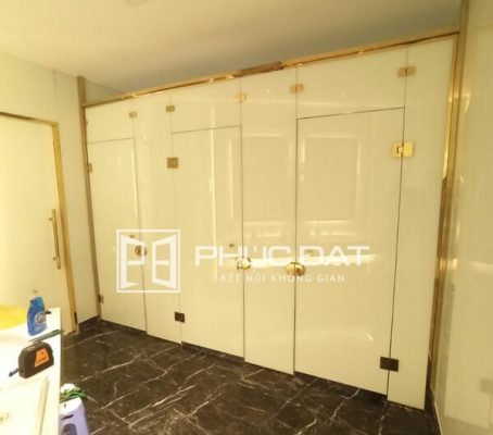 Sản phẩm cửa kính với mẫu khóa đẹp.