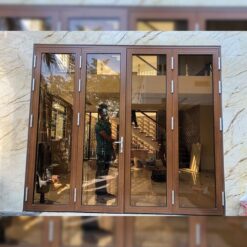 Mẫu cửa nhôm Xingfa vân gỗ thay thế hoàn hảo cho cửa gỗ 4 cánh có kính.