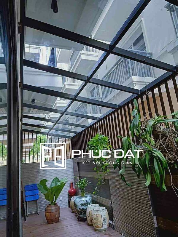 Mái kính sử dụng cho phần sau nhà giúp đảm bảo an toàn, lấy ánh sáng tự nhiên có thể trồng cây được.