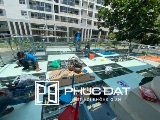 Do có độ chịu lực cao nên kính cường lực còn được sử dụng làm sàn kính. Trong ảnh là công trình do Phúc Đạt thi công lắp đặt.