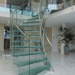 Cầu thang kính sảnh khách sạn.
