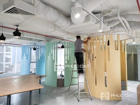 Mẫu vách kính cửa lùa ray inox thiết kế dạng cong độc đáo.