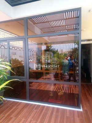 Vách kính khung nhôm Xingfa sử dụng kính màu trà cao cấp.