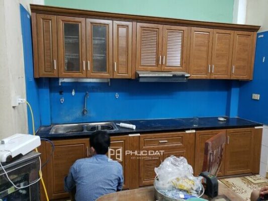 Mẫu nhà bếp ở nông thôn với tủ bếp giả gỗ đẹp và rất bền, không sợ ẩm mốc mối mọt.