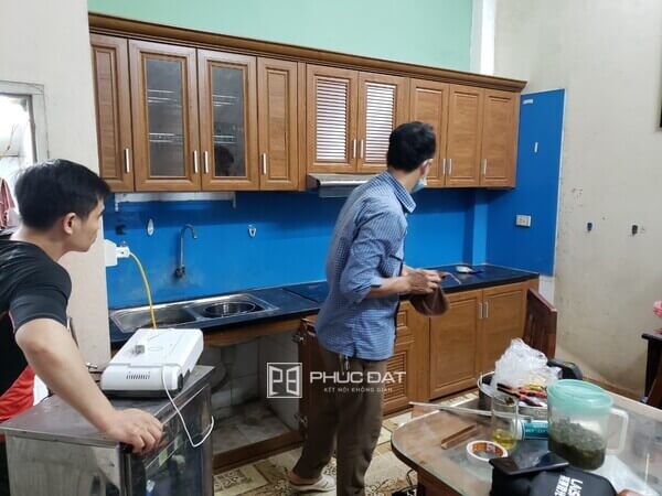 Công trình thay mới tủ bếp gỗ bị hư sang tủ bếp nhôm giả gỗ tại Long Biên, Hà Nội 3 cong trinh thay moi tu bep nhom gia go long bien ha noi 3