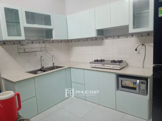 Mẫu tủ bếp đẹp hình chữ L nhôm kính giá rẻ.