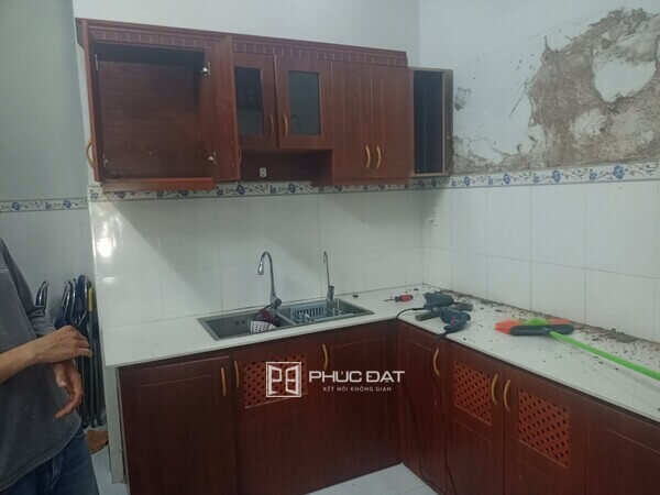 Công trình thay mới tủ bếp gỗ bị hư sang tủ bếp nhôm kính tại Quận 7, TPHCM 2 cong trinh thay moi tu bep nhom kinh quan 7 tphcm 2