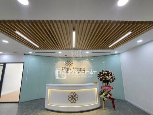 Sản phẩm kính sơn màu trắng ốp tường sảnh tiếp tân văn phòng.