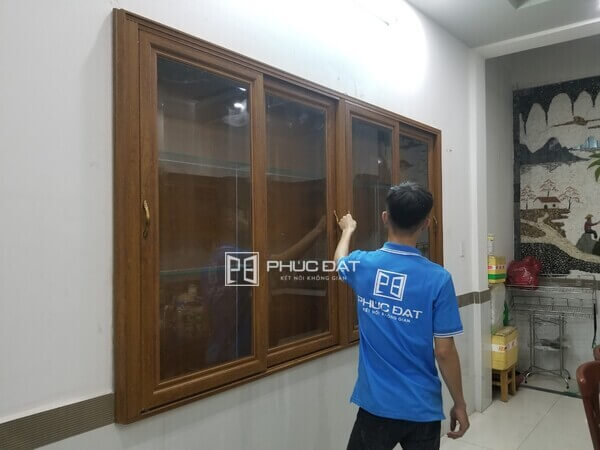 Công trình thay mới tủ bếp gỗ sang tủ bếp nhôm giả gỗ tại Gò Vấp 4 cong trinh tu bep nhom kinh go vap thay moi tu bep go 1