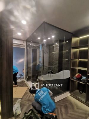 Thiết kế nhà tắm, nhà vệ sinh bằng kính trong phòng ngủ sử dụng kính màu xám khói.