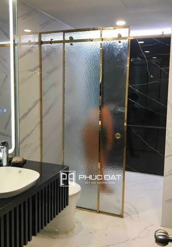 Vách kính phòng tắm TPHCM nghệ thuật đẹp sử dụng kính đúc.