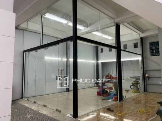 Báo giá thi công vách kính mặt dựng văn phòng showroom bảo dưỡng xe.