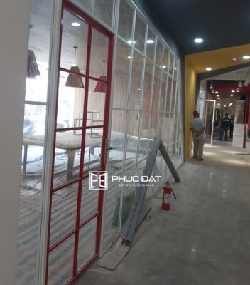 Vách ngăn phòng bằng sắt kính sơn màu trắng & đỏ.