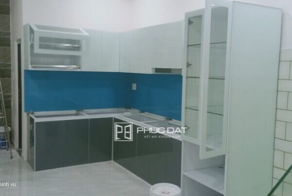 Tủ bếp kính cường lực đẹp.