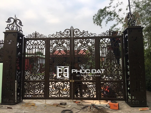 Mẫu cổng nhà vườn nông thôn đẹp bằng sắt mỹ thuật.