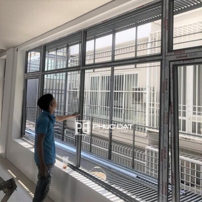 Vách cố định kết hợp cửa cửa sổ đẹp bằng kính mở lật.