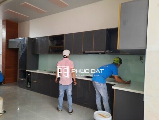 Mẫu tủ bếp nhôm kính đẹp 2021 làm từ hợp kim nhôm cao cấp.