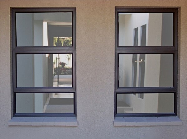 Cửa sổ trượt dọc nhôm kính thích hợp lắp đặt cho các không gian cần ánh sáng như chiếu nghỉ, cầu thang, bếp...