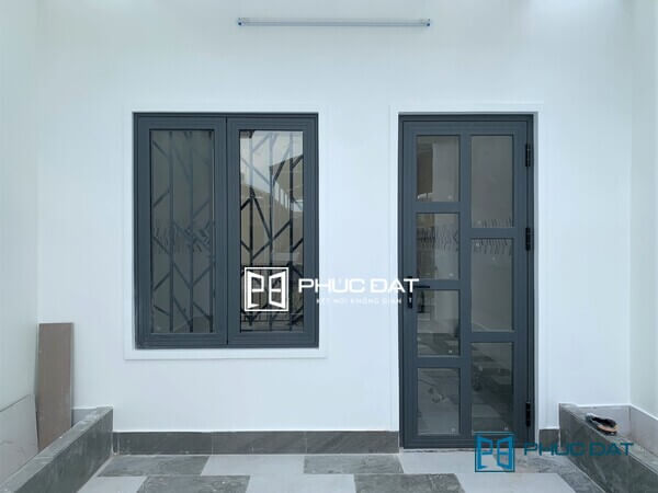 Các loại cửa nhôm kính đẹp gồm cửa đi & mẫu cửa sổ nhôm Xingfa đẹp có khung bảo vệ.