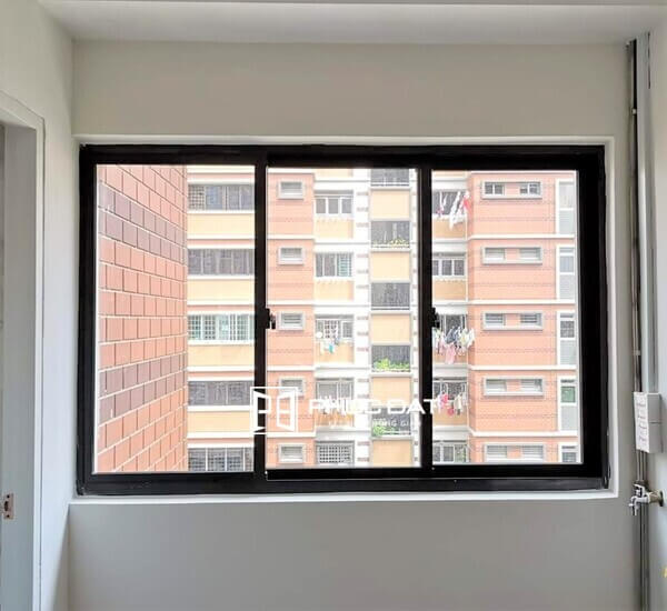 Cửa sổ mở trượt 3 cánh 3 ray nhôm Xingfa lắp đặt cho nhà chung cư.