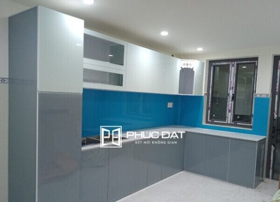 Đá bếp đẹp kết hợp tủ bếp nhôm kính giá rẻ.
