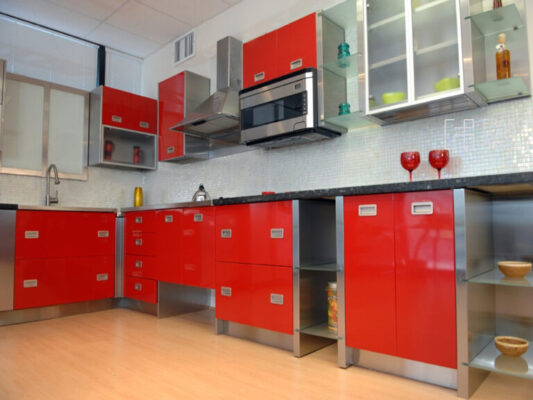 Tủ bếp nhôm kính sơn tĩnh điện màu đỏ
