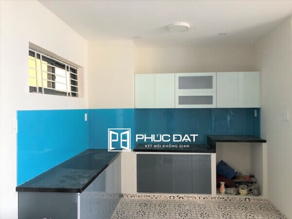 Các bộ tủ bếp nhôm kính lắp đặt hoàn thiện trong tháng 11/2021 1 lap dat tu bep nhom kinh 6