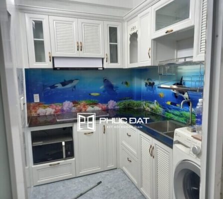 Hình ảnh tủ bếp đẹp hiện đại bằng chất liệu nhôm giả gỗ màu trắng.