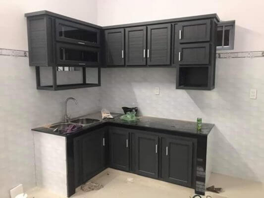 Tủ bếp nhôm kính đen đẹp